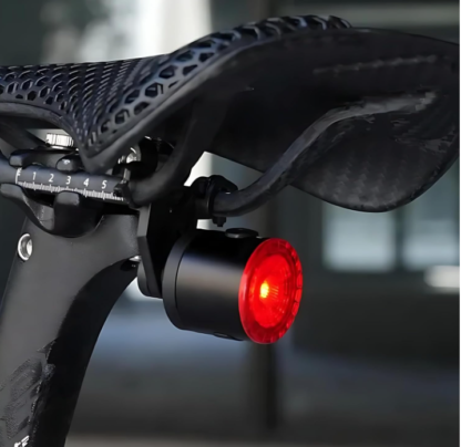 Set de luces inteligentes para bicicleta (delantera y trasera) – 1800LM frontal + 100LM trasera - Imagen 7