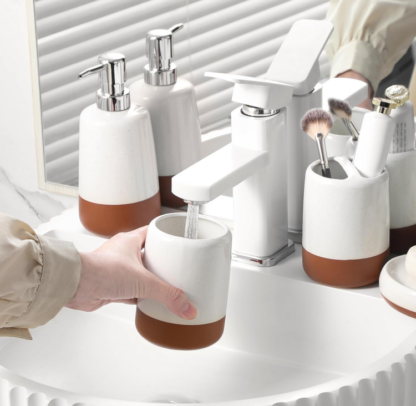Set de Accesorios para Baño de Cerámica 4 Piezas – Dispensador, Vasos y Jabonera Khaki Blanco - Imagen 6