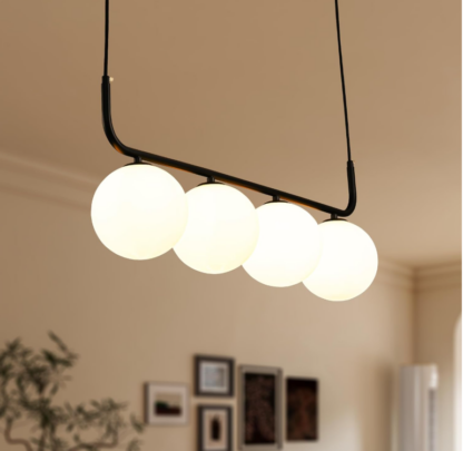 Candelabro Lineal de 4 Luces con Globos de Vidrio Lechoso de 80 cm para Comedor o Isla de Cocina – Estilo Mid Century Modern ✨🖤 - Imagen 2