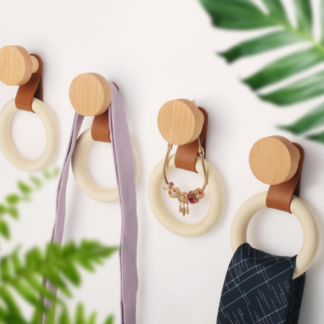 Ganchos de Madera con Aros Decorativos – Set de 4 para Pared con Cinta de Cuero y Adhesivos Incluidos 🌿🪵🧣