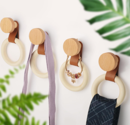 Ganchos de Madera con Aros Decorativos – Set de 4 para Pared con Cinta de Cuero y Adhesivos Incluidos 🌿🪵🧣