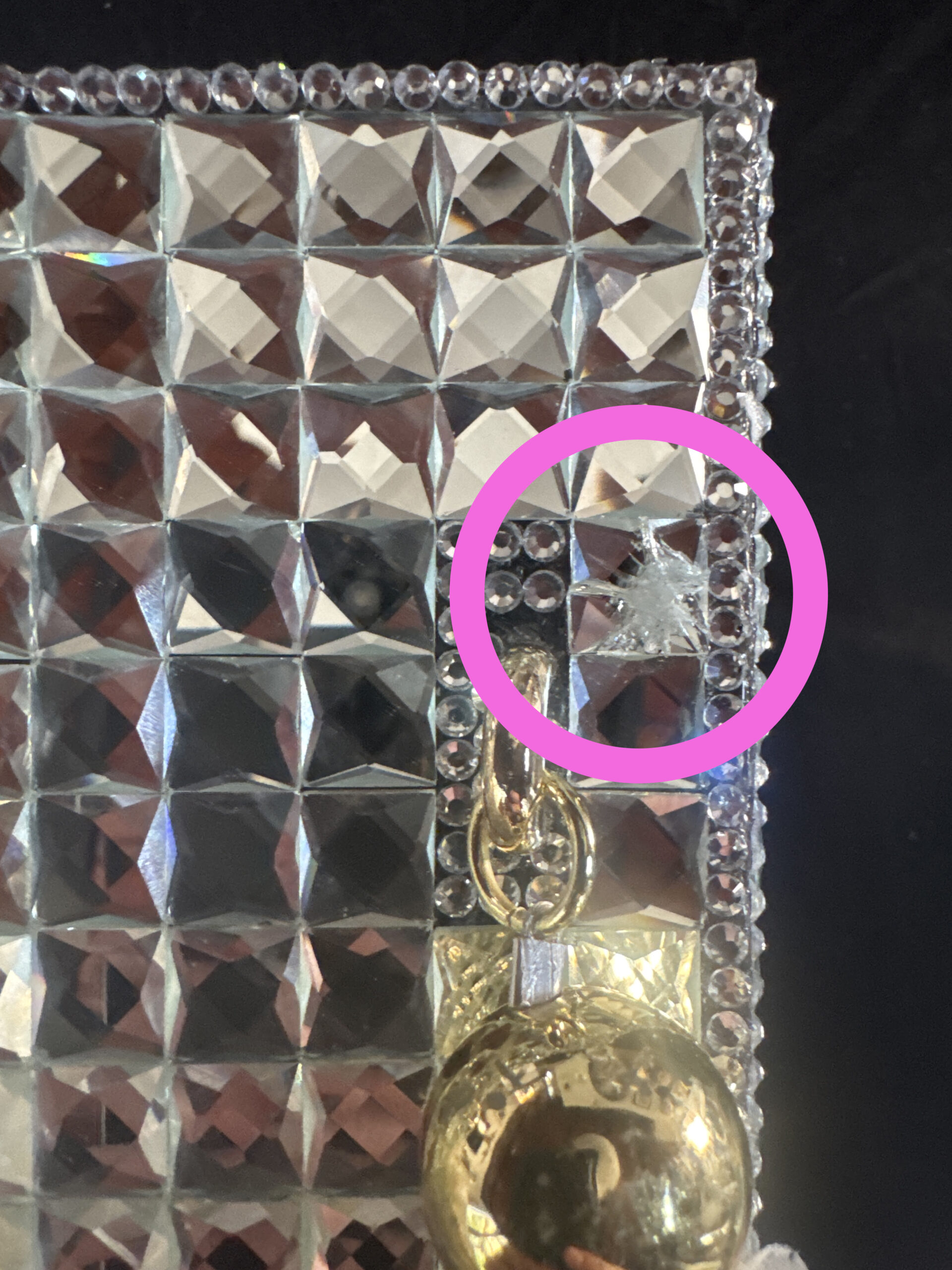 DAÑADO - Bolso de mano blanco con diamantes de imitación en forma de cubo, asa dorada en forma de esfera ✨👛 - Imagen 7