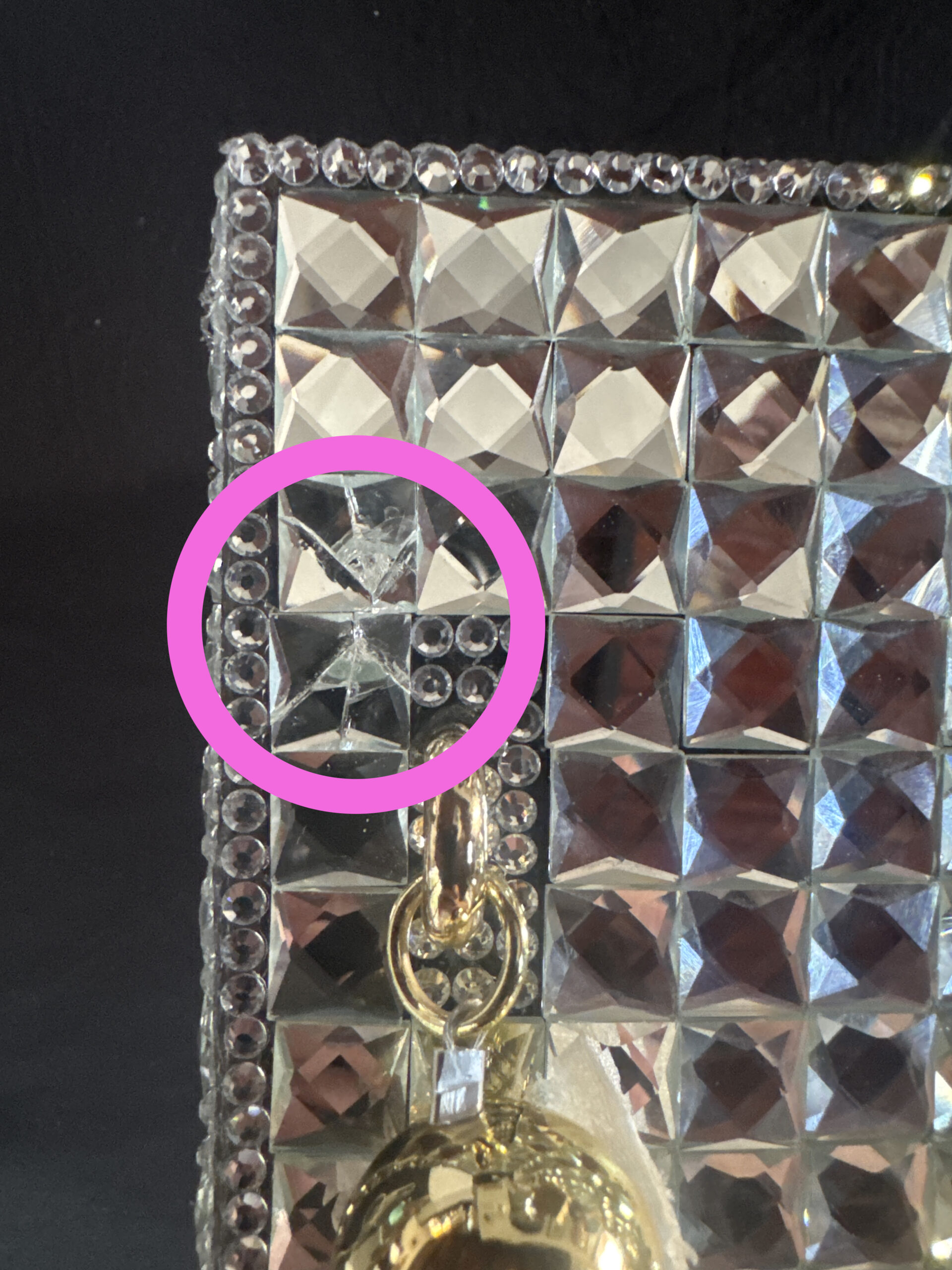 DAÑADO - Bolso de mano blanco con diamantes de imitación en forma de cubo, asa dorada en forma de esfera ✨👛 - Imagen 6