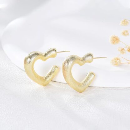 Aretes dorados con textura orgánica y diseño escultural ✨🌿 - Imagen 2