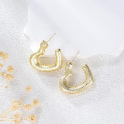 Aretes dorados con textura orgánica y diseño escultural ✨🌿 - Imagen 4