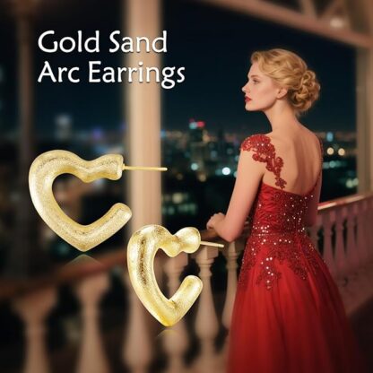 Aretes dorados con textura orgánica y diseño escultural ✨🌿 - Imagen 6