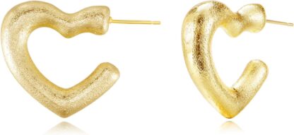 Aretes dorados con textura orgánica y diseño escultural ✨🌿