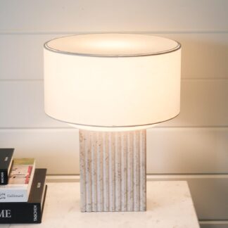 Lámpara de mesa en piedra travertino natural con pantalla de algodón beige 🪨💡